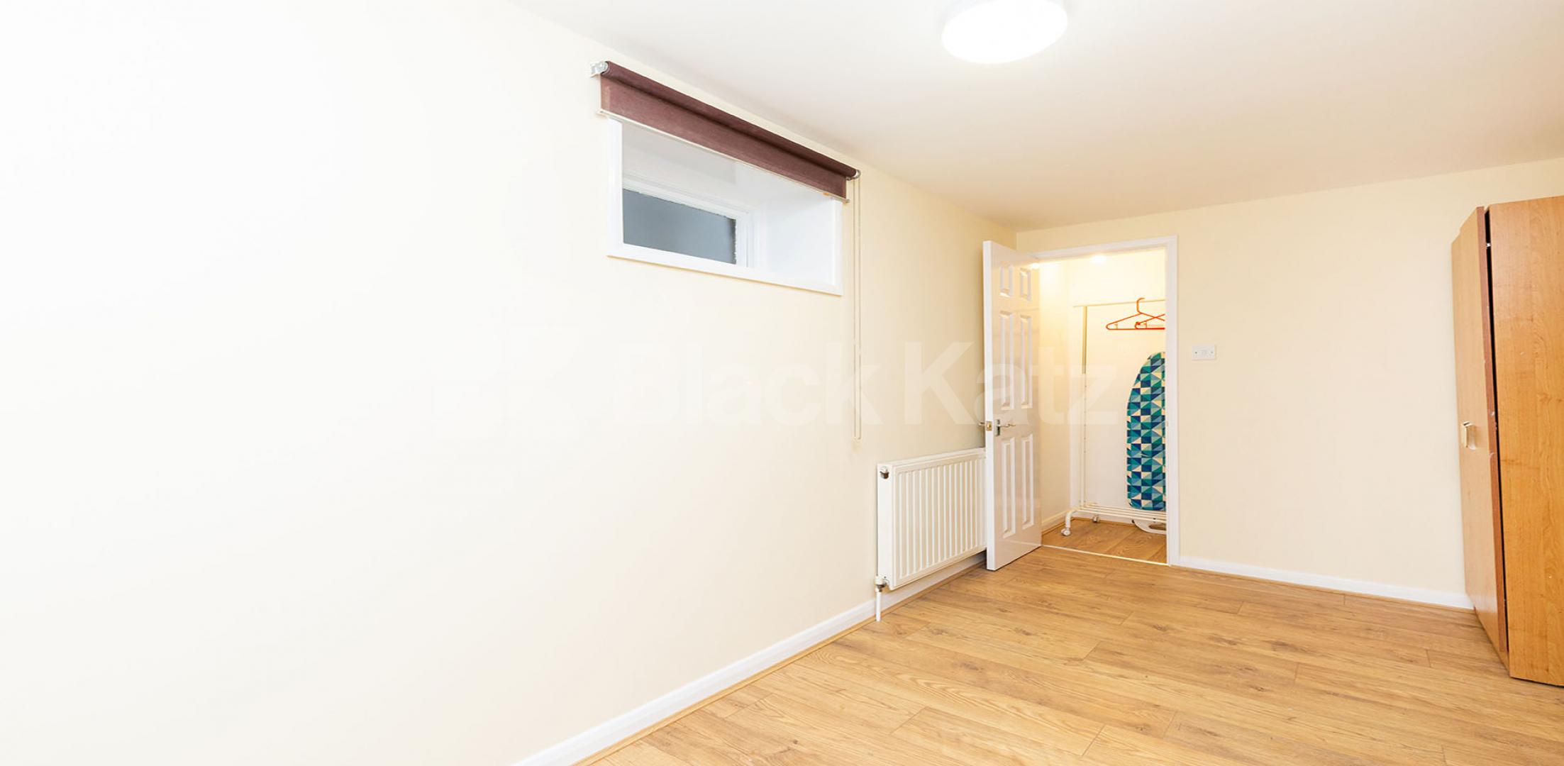 			LOCATION LOCATION LOCATION !!!, 1 Bedroom, 1 bath, 1 reception Flat			 Swan Yard, ISLINGTON N1